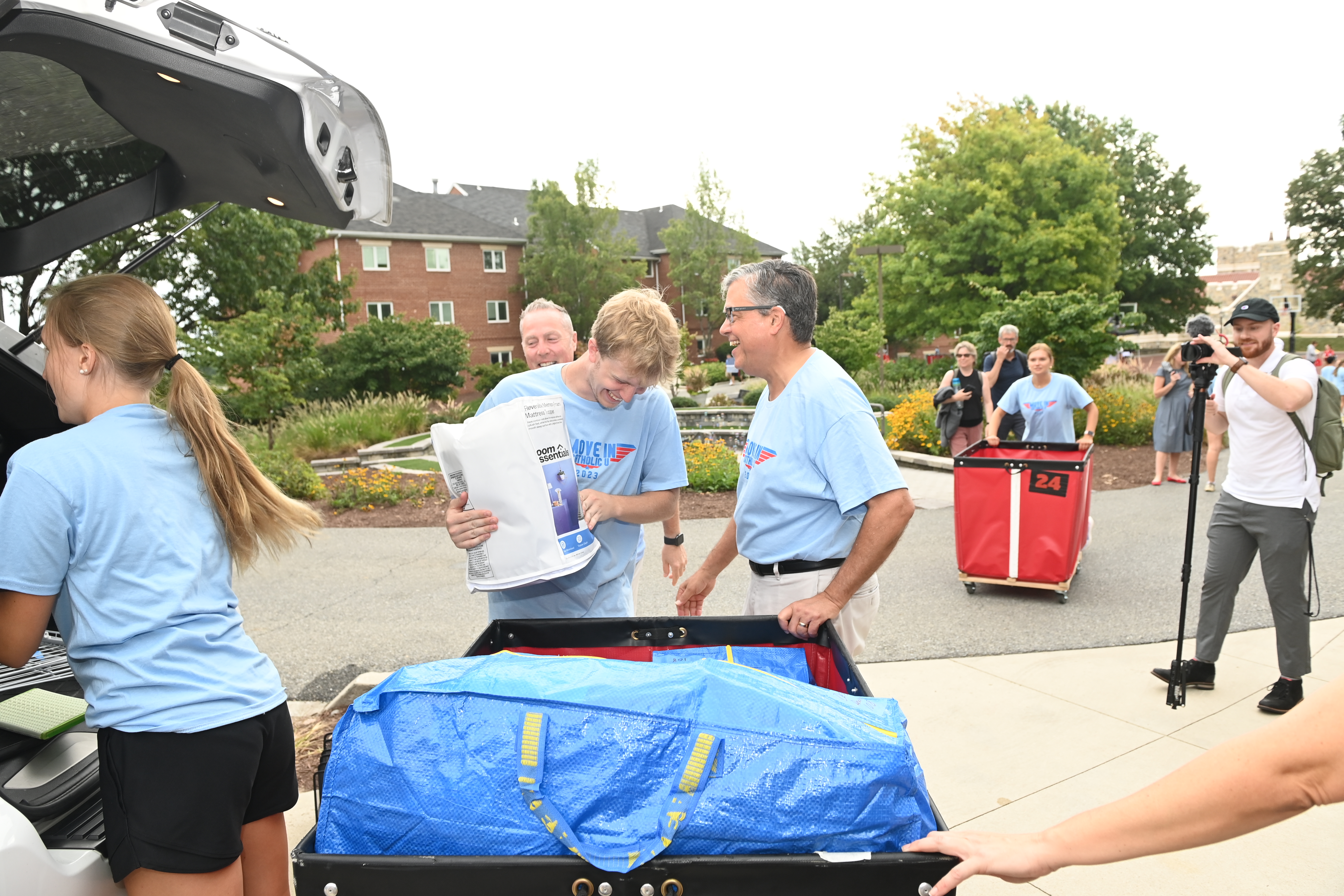 President Kilpatrick and student volunteer helping move in new students